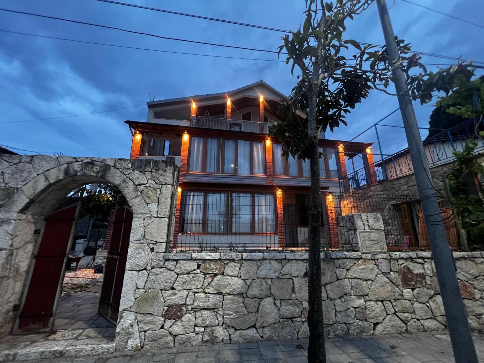 Roel * Vlorë